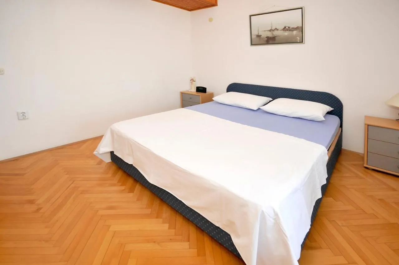 Apartman Elena Τρογκίρ